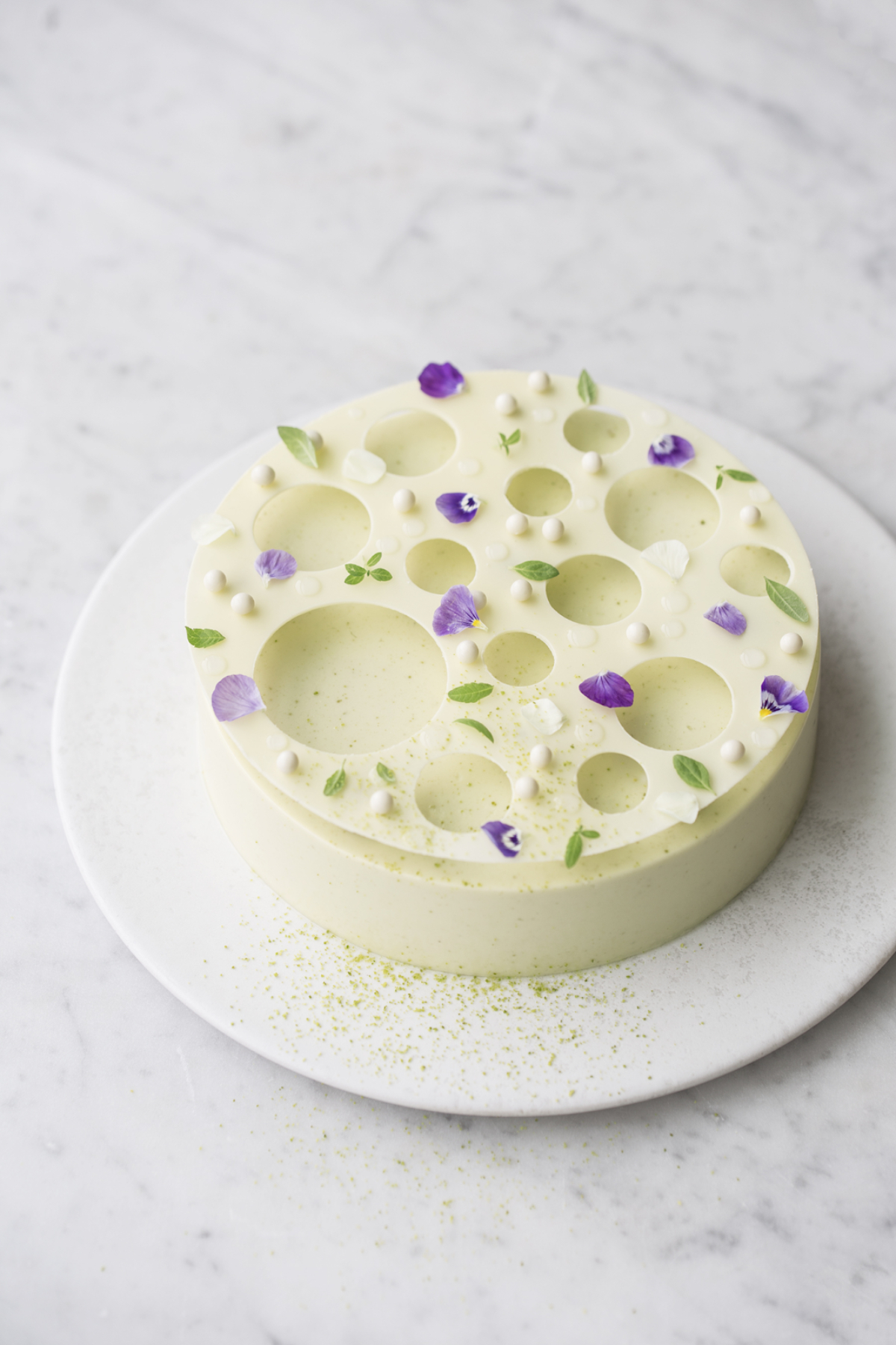 5 Beautiful White Chocolate Cake Decorations